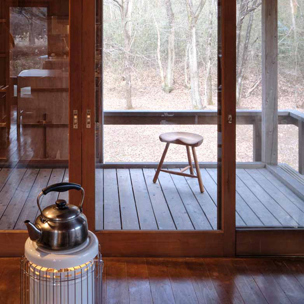 ウッドの雰囲気を合わせて(IROKO WOOD)