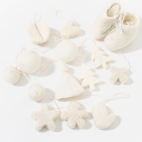 WHITEのみオーナメントが他色とは異なります