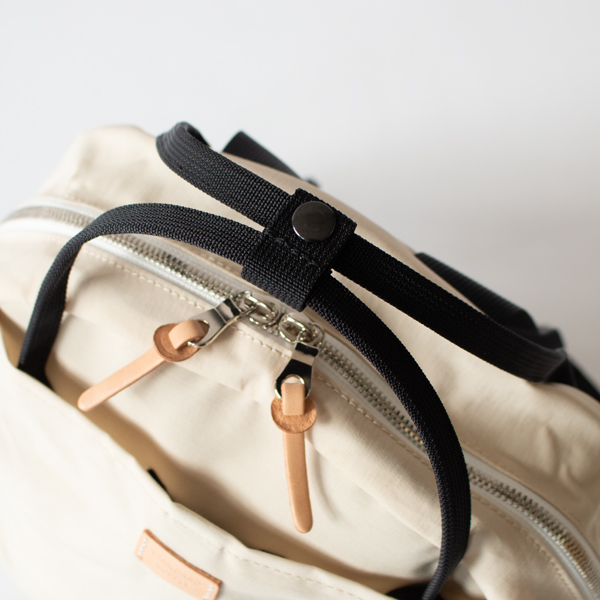 ナイロンテープの持ち手は自立していて持ちやすい