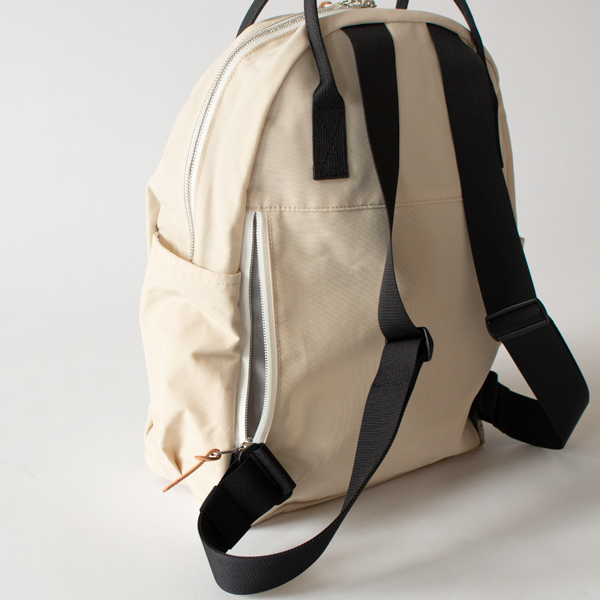 背面にはファスナー付き収納スペース