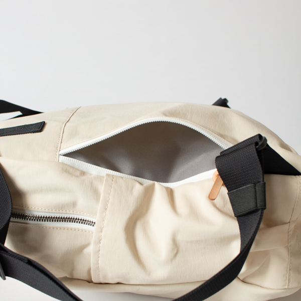 背面にはファスナー付き収納スペース