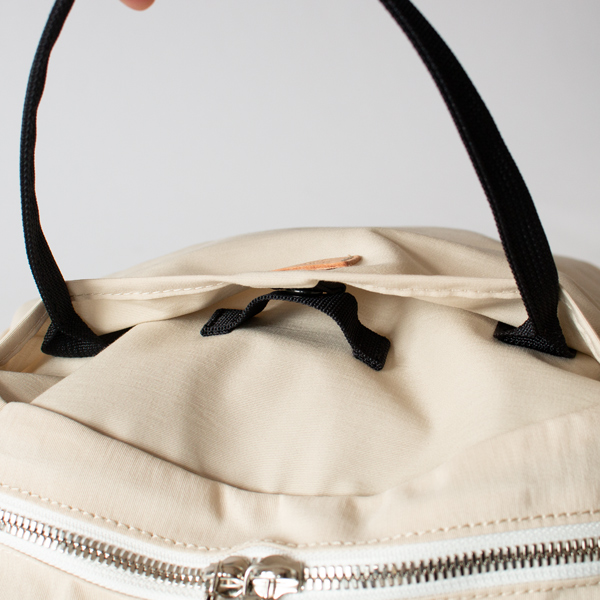 フロントポケットはスナップボタンで開閉