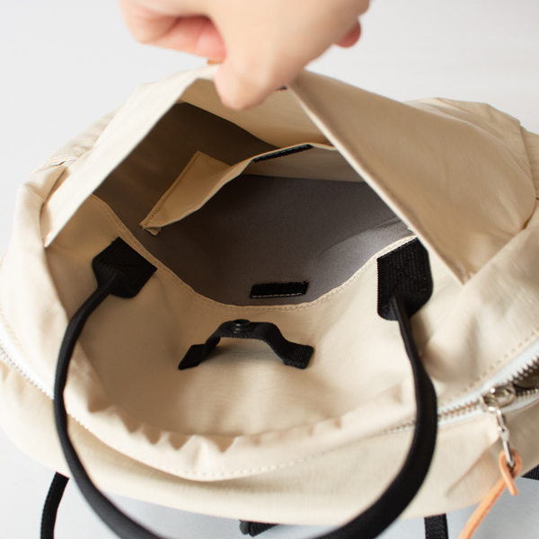 ワラビーのポケットを連想させる、大きなフロントポケット内にはマジックテープ式の小さな仕切りポケット