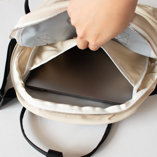 PC用の大きなポケット付き