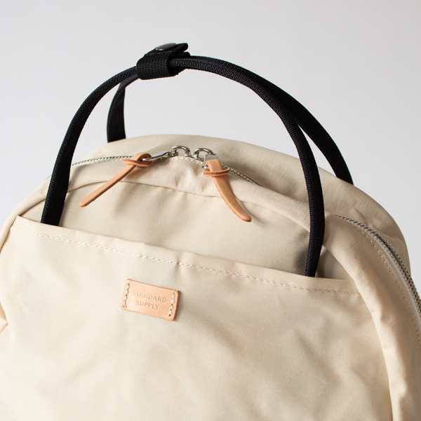 ヌメ革のブランドタグと引き手