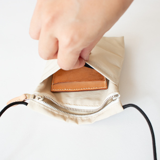 別注】スリングパース SLING PURSE M LIGHT BEIGE／STANDARD SUPPLY
