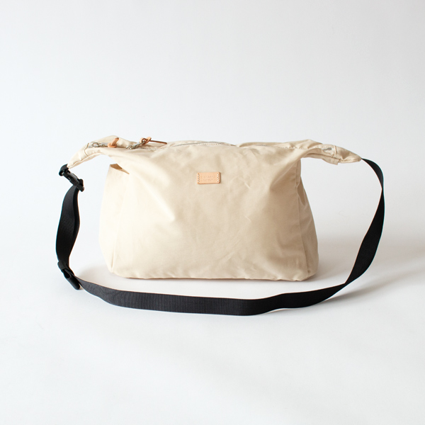 【別注】ショルダーバッグ TRIANGLE SHOULDER LIGHT BEIGE