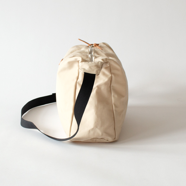 【別注】ショルダーバッグ TRIANGLE SHOULDER LIGHT BEIGE