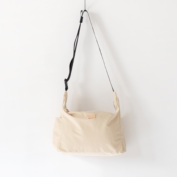 【別注】ショルダーバッグ TRIANGLE SHOULDER LIGHT BEIGE