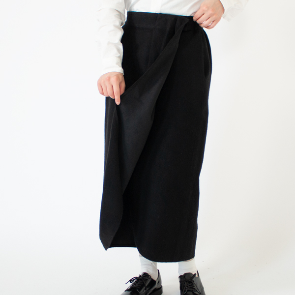 ラップ部分の重なりは深め(身長162cm、ブラック)
