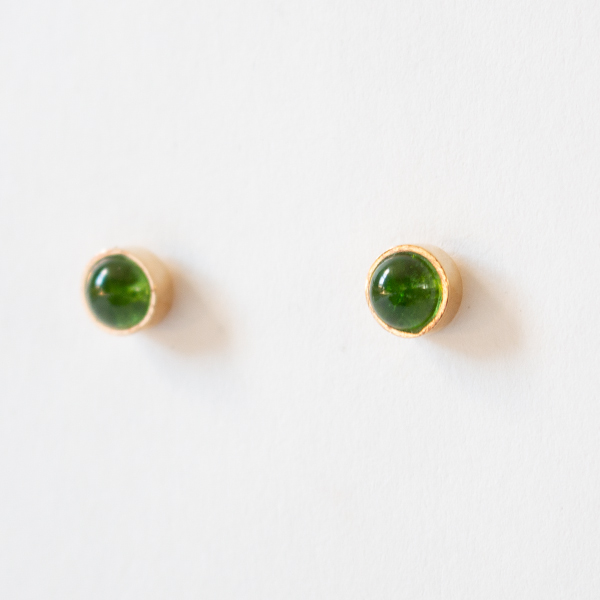 リサイクルガラスによる美しく深みのあるGREEN リサイクルガラスによる美しく深みのあるGREEN