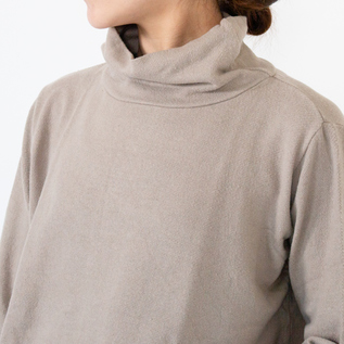 衿をクシュッとさせて(身長162cm、FLAX BEIGE) 衿をクシュッとさせて(身長162cm、FLAX BEIGE)