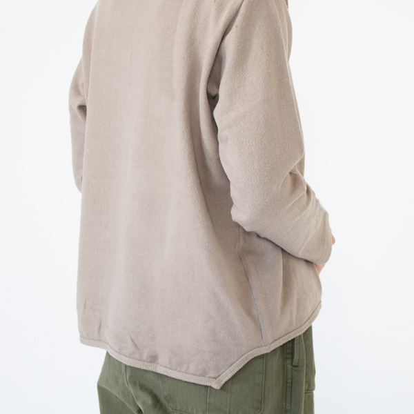 裾の始末が特徴的(身長162cm、FLAX BEIGE)