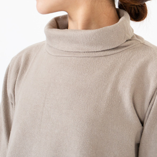 衿を折り返しても素敵です(身長162cm、FLAX BEIGE) 衿を折り返しても素敵です(身長162cm、FLAX BEIGE)