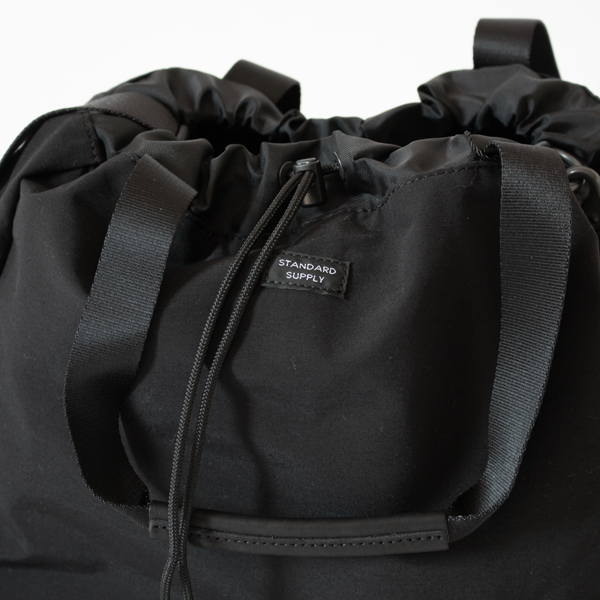 巾着仕様の開口部（BLACK）
