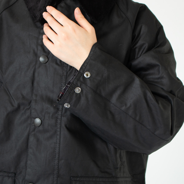 冷たい風が入らないよう、袖口にはスナップボタン付き（BLACK 36）