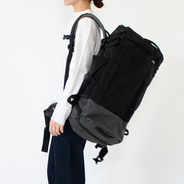 容量45L、女性も背負えるサイズ感です。（身長：162cm）