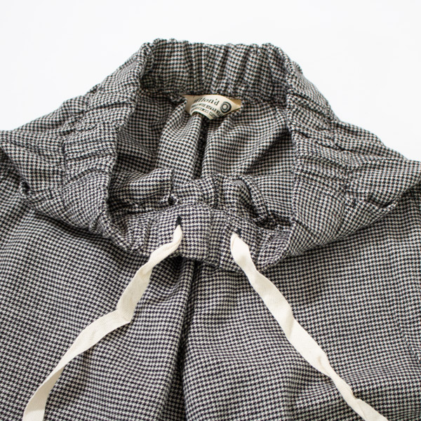 紐で調整可能（HOUNDSTOOTH）