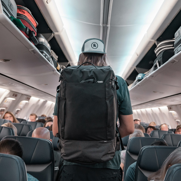 ショルダーストラップを収納すれば、ほとんどの航空会社の機内持ち込み可能です。