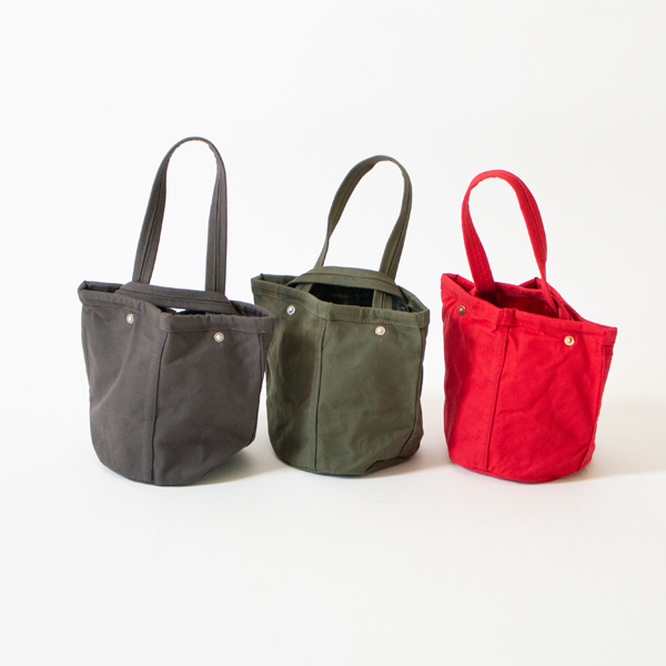 左から、CHARCOAL GREY、OD MILITARY、RED