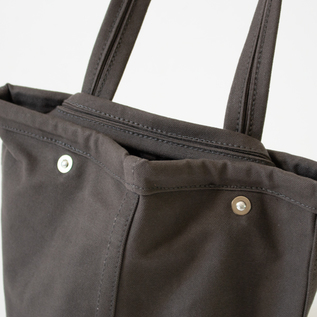 CHARCOAL GREYには、真鍮にシルバーメッキを施したシルバーのリベットを使用 CHARCOAL GREYには、真鍮にシルバーメッキを施したシルバーのリベットを使用