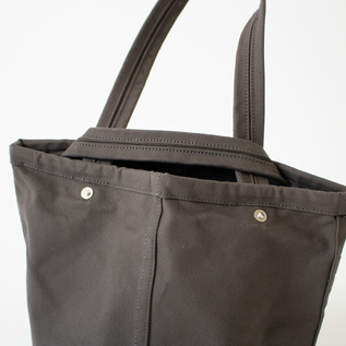 CHARCOAL GREYには、真鍮にシルバーメッキを施したシルバーのリベットを使用