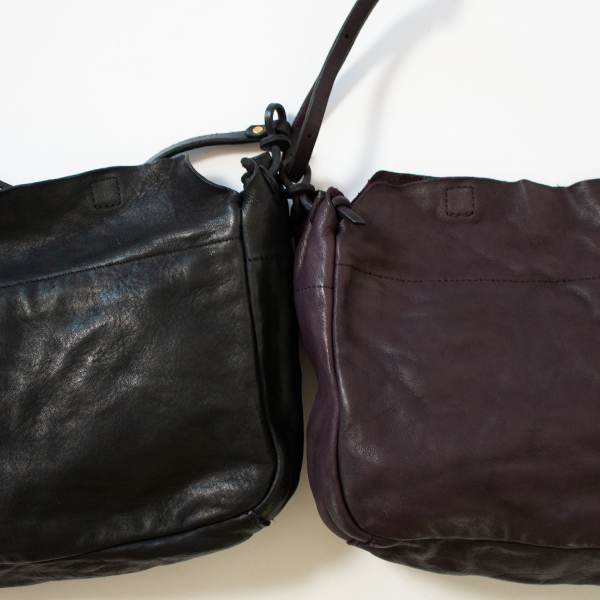 左：CHARCOAL BLACK、右：BURGUNDY