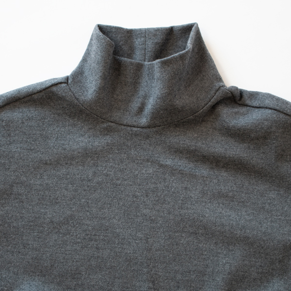 程よい高さのハイネック(GREY)