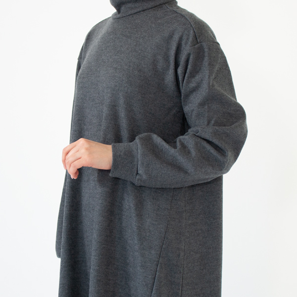 袖口パーツで少し丸みを帯びた袖に(身長162cm、GREY)