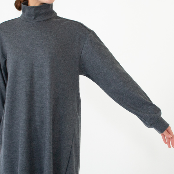 スッキリとした袖幅(身長162cm、GREY)