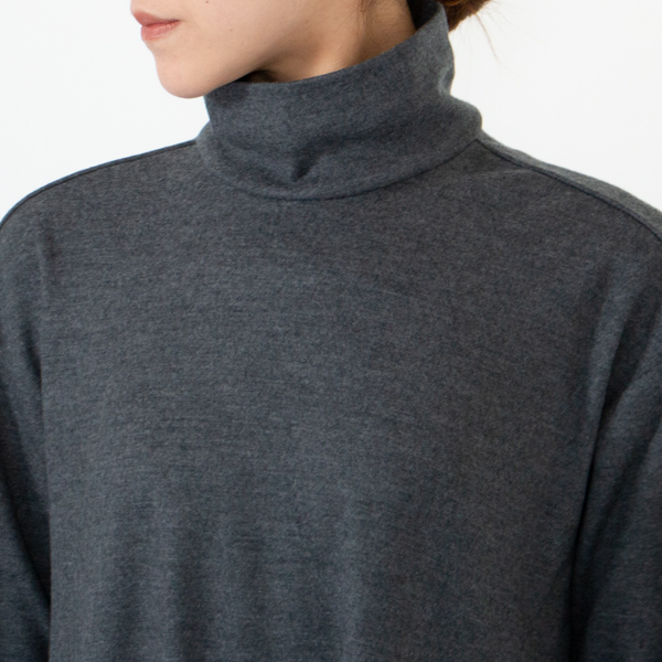 スッキリとした首回り(身長162cm、GREY)