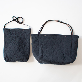 左:DAILY QUILTING SHOULDER TALL、右:DAILY QUILTING TOTE M 左:DAILY QUILTING SHOULDER TALL、右:DAILY QUILTING TOTE M