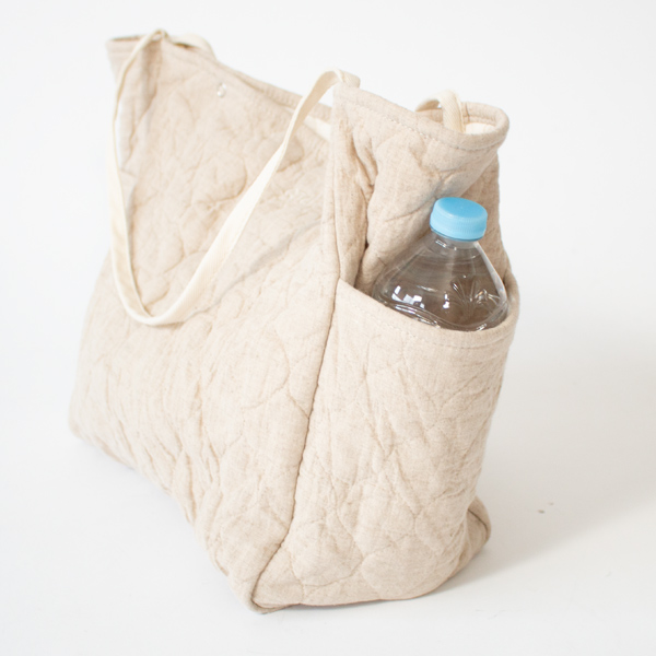 サイドには、ボトルや折り畳み傘に便利なポケットつき サイドには、ボトルや折り畳み傘に便利なポケットつき