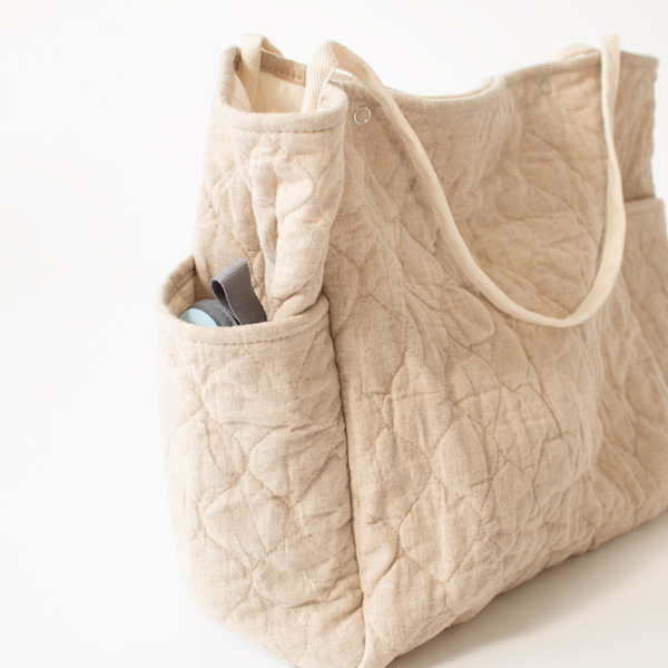 サイドには、ボトルや折り畳み傘に便利なポケットつき サイドには、ボトルや折り畳み傘に便利なポケットつき