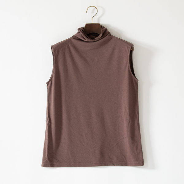 マイクロモダール綿シルク天竺 ハイネックノースリーブ(BROWN)