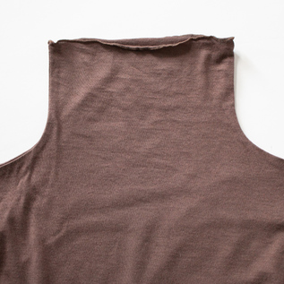 ハイネックの上端はメロー始末でひらひらさせています(BROWN)
