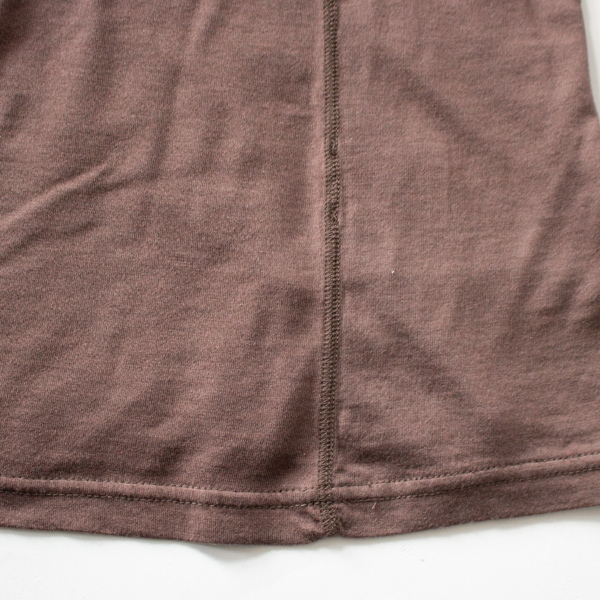 縫い代はゴロつかないようにステッチで押さえています(BROWN)