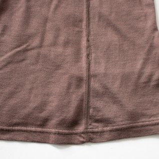 縫い代はゴロつかないようにステッチで押さえています(BROWN)