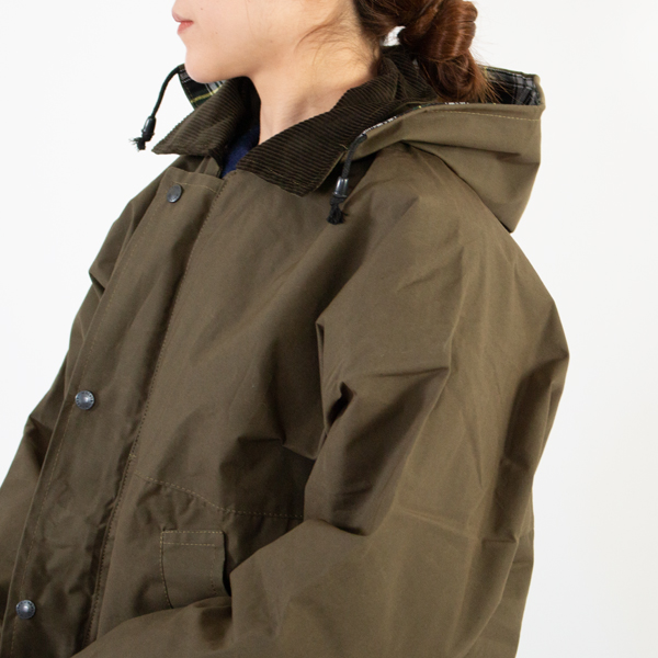 フードをつけた状態(OLIVE・Sサイズ・162cm) フードをつけた状態(OLIVE・Sサイズ・162cm)
