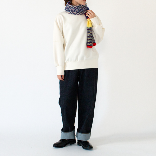 ダークカラーの洋服とも相性良さそうな柄の賑やかさ