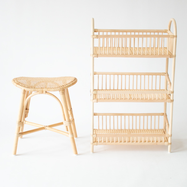 別注品（左：籐編みスツール・右：籐 3段 奥行きスリムラック）