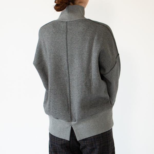 後中心の配色ステッチがアクセント(身長162cm、GREY)