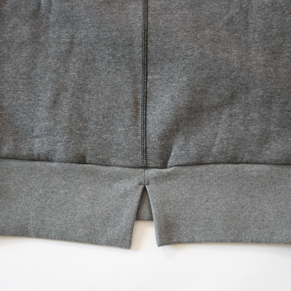 裾の後中心にスリットがあります(GREY)