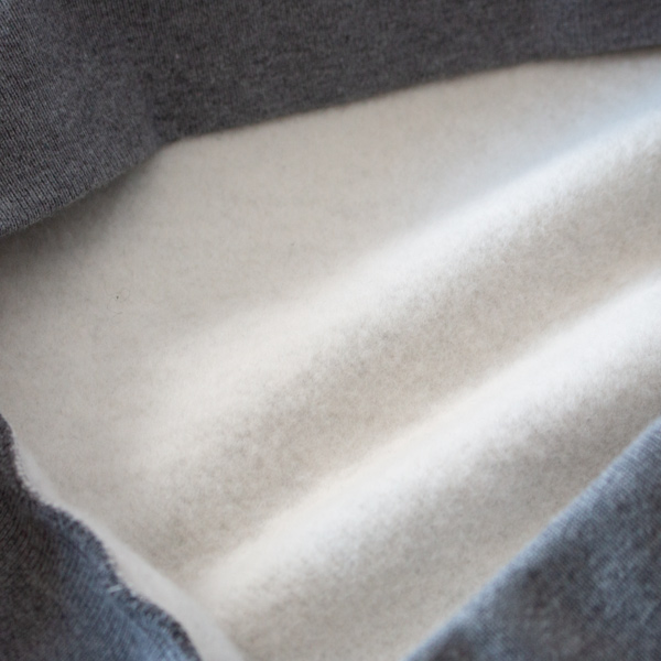 ふんわり起毛加工された裏面(GREY)