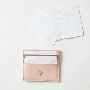 ICカードの相互干渉を防ぐ磁気カードが入っていて、表裏でICカードの使い分けが可能(PETAL PINKxTAUPE) ICカードの相互干渉を防ぐ磁気カードが入っていて、表裏でICカードの使い分けが可能(PETAL PINKxTAUPE)