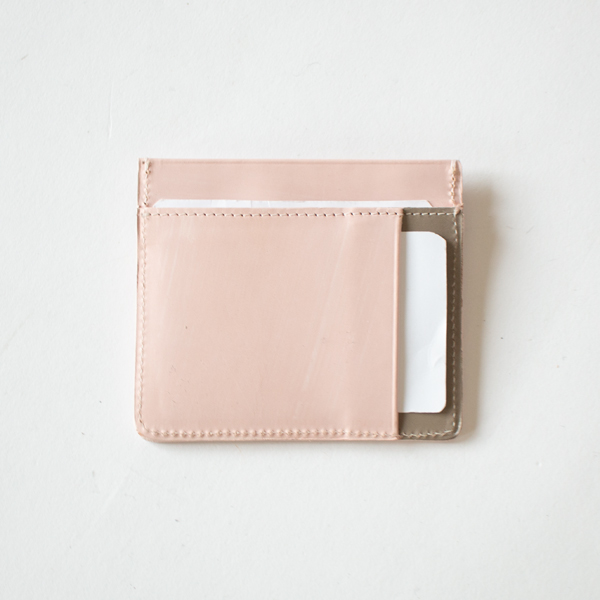 反対側のは2枚のカードポケット（PETAL PINKxTAUPE）