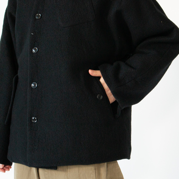 左右にはフラップポケット付き(身長162cm、BLACK)