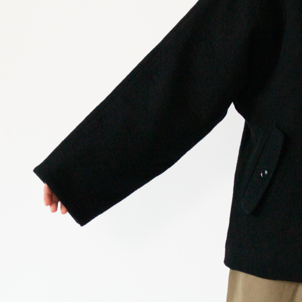 折り返しも可能な袖丈(身長162cm、BLACK)