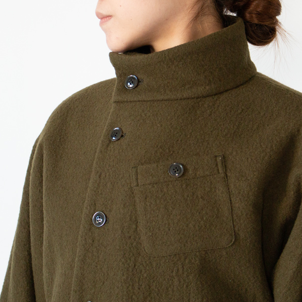 スッと立つ襟(身長162cm、OLIVE)