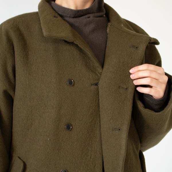 ダブルのコートのようなボタン配置です(身長162cm、OLIVE)